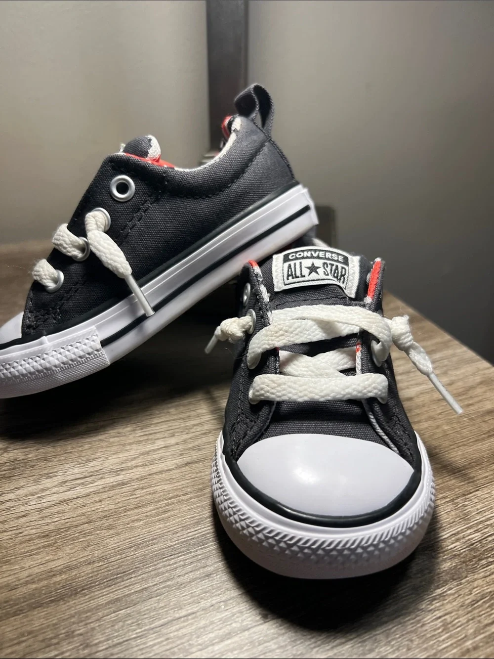 Converse Kids Black Low-Top Sneakers with Red Trim ——(stock 01)